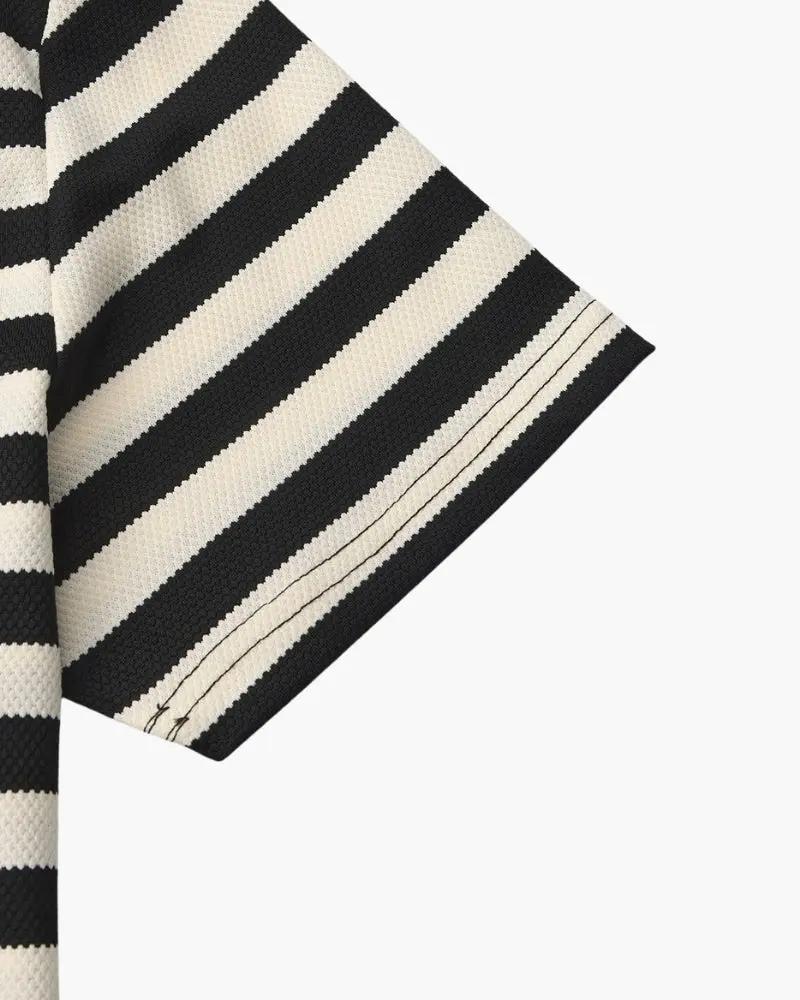 Polo Shoreline Old Money noir en coton avec col classique et boutons, vue de face.