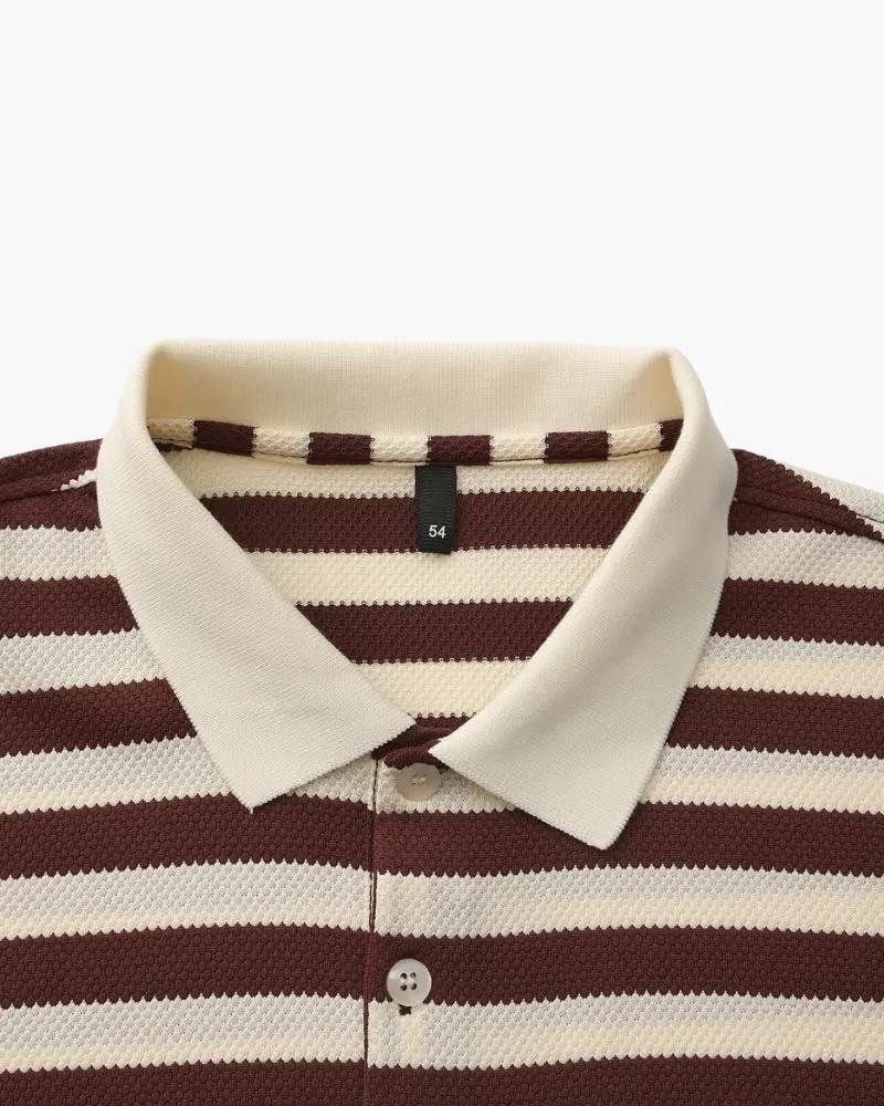 Polo Shoreline Old Money noir en coton, coupe ajustée, col classique, détails subtils, porté sur un mannequin.