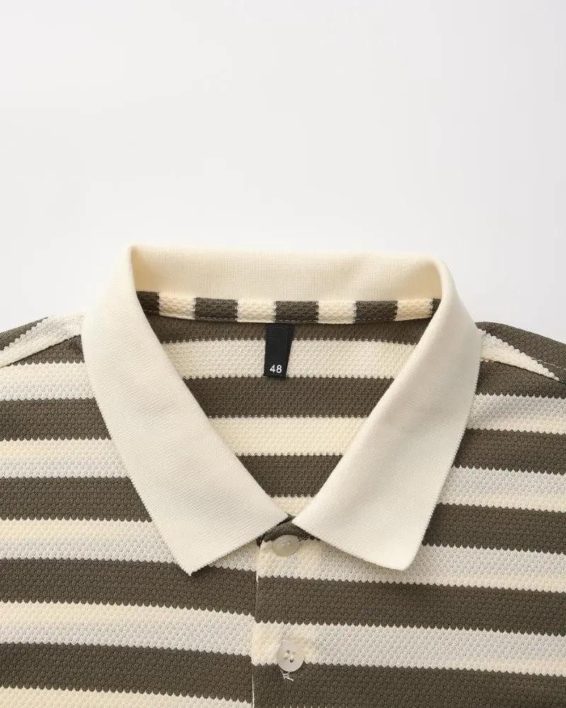 Polo Shoreline Old Money noir en coton avec col classique et logo brodé, vue de face.