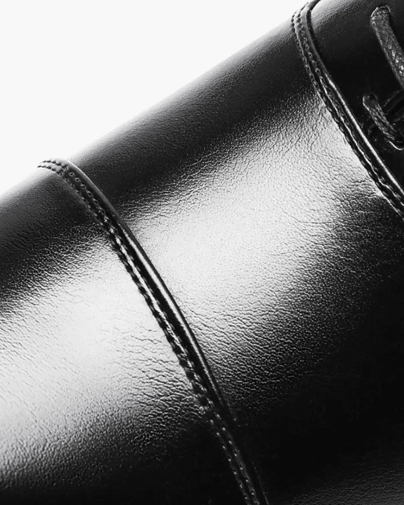 Chaussures en cuir classiques de marque Old Money, couleur noire, taille EU 38, vue de face sur fond blanc.