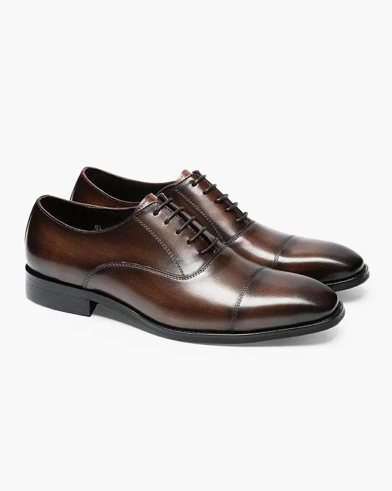Chaussures en cuir classiques de la marque Old Money, modèle noir, pointure EU 38, visible avec détails en cuir élégant.