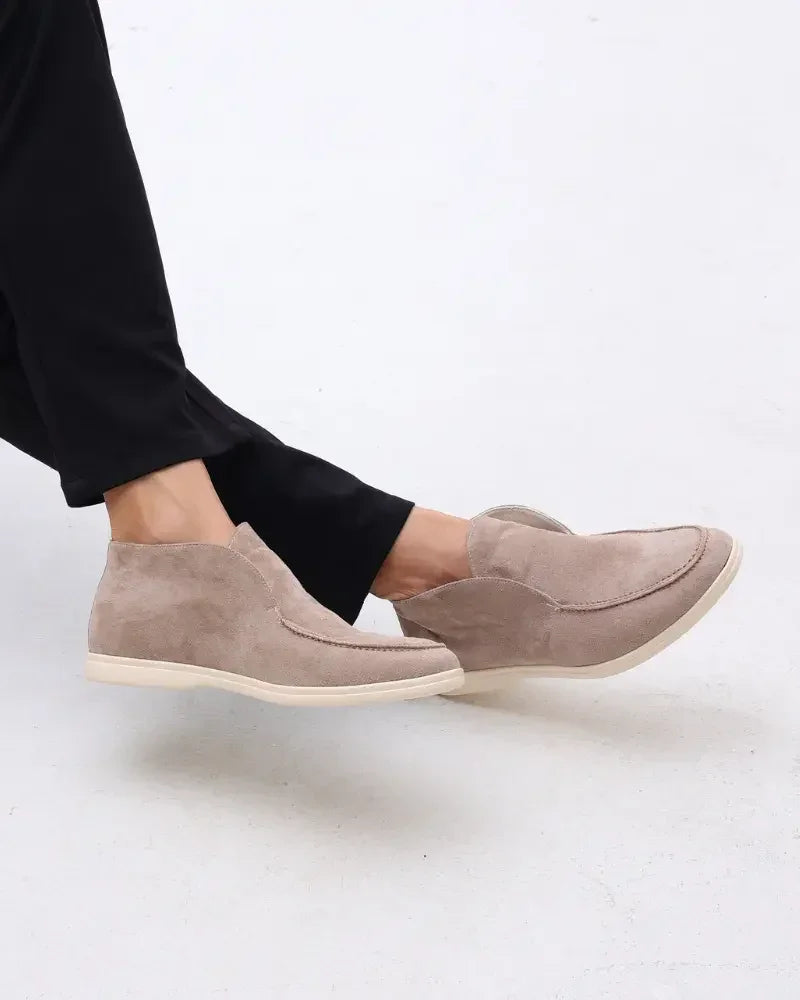 Mocassins en suède noir Old Money High Money, taille 39 EU, vue de face avec détails du cuir et semelle élégante.