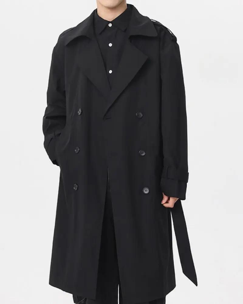 Manteau trench classique à double boutonnage en noir de la marque Old Money, vue de face sur mannequin.