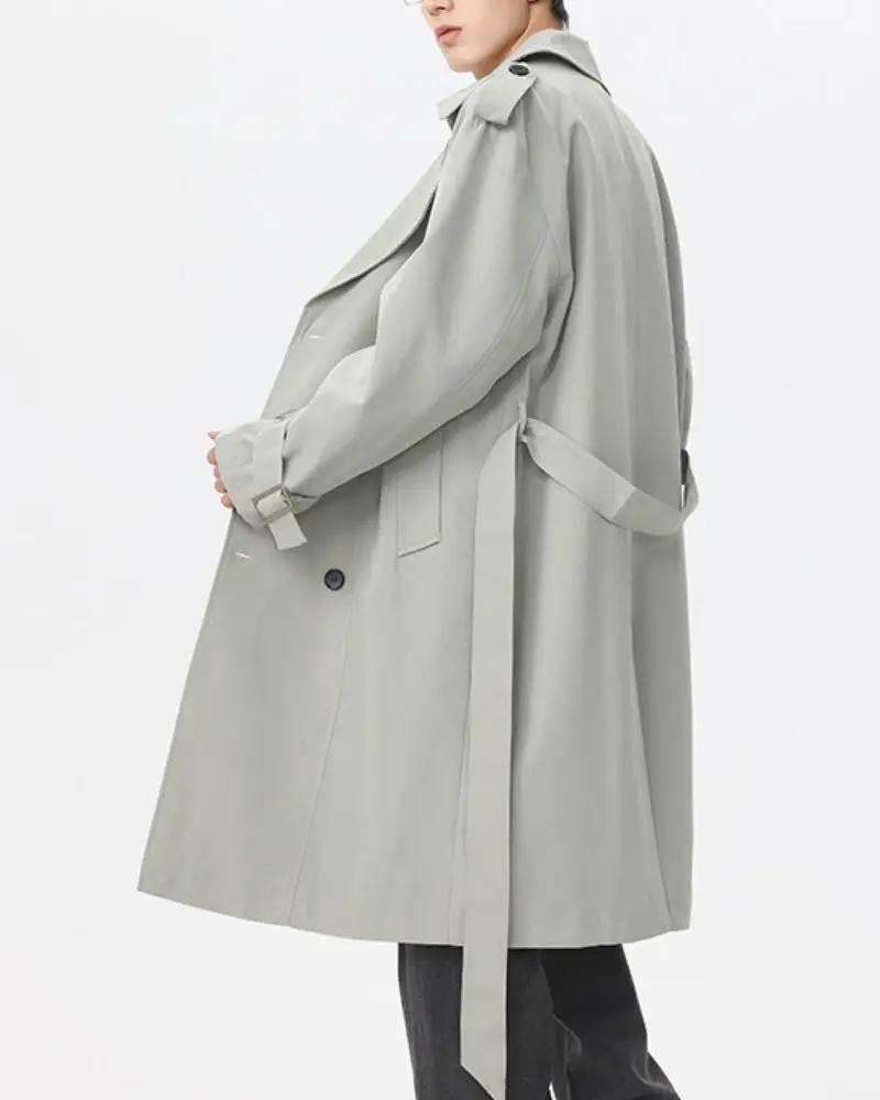 Manteau trench classique à double boutonnage noir de la marque Old Money, vue en détail.