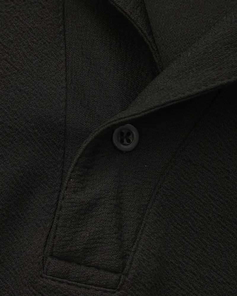Ensemble polo en coton noir et pantalon pour homme de la marque Old Money, vue en gros plan sur la tenue.