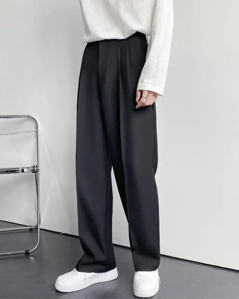 Pantalon Paris Largeur Old Money noir, coupe ample, tissu fluide, porté en vue de devant sur mannequin.