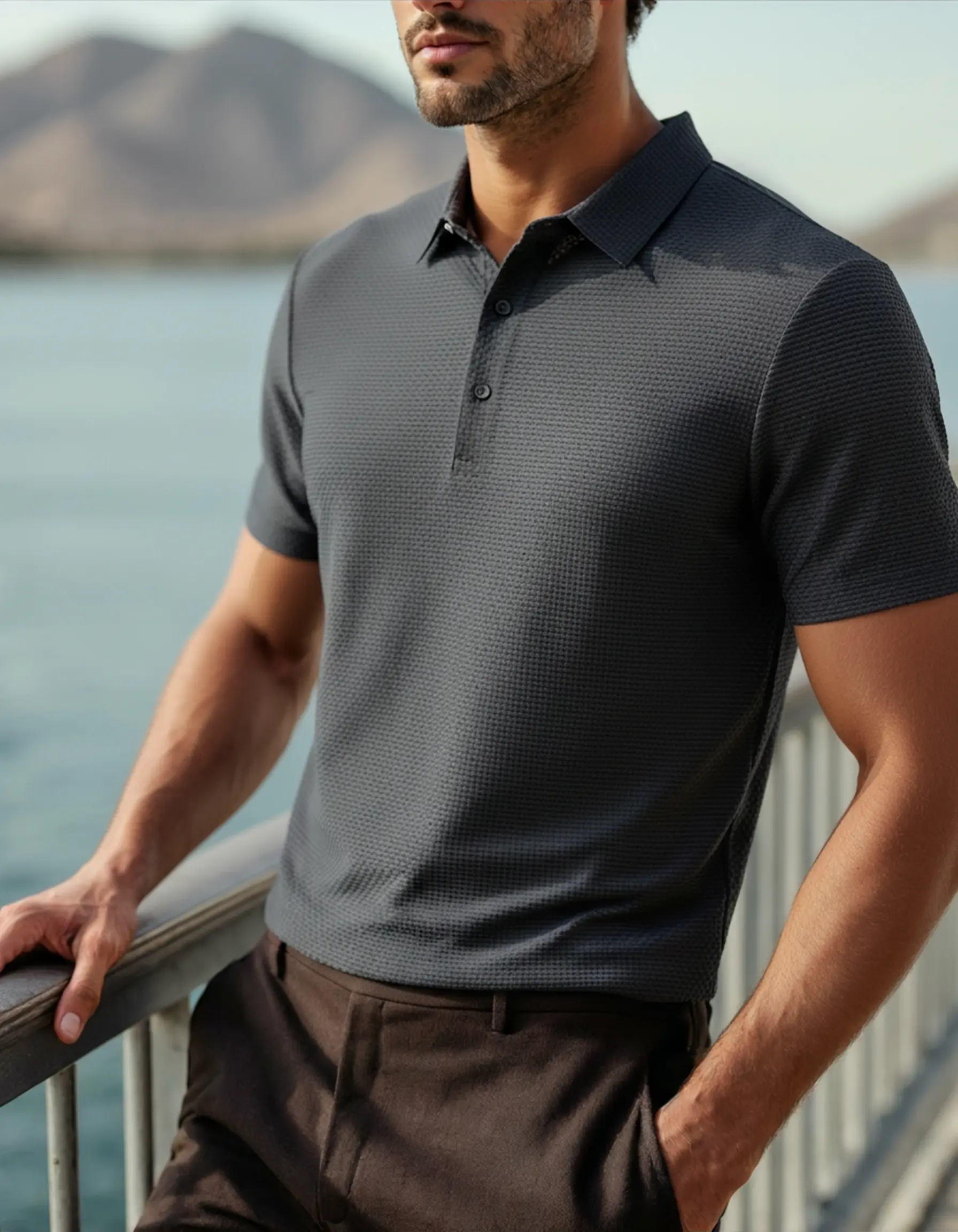 Polo en soie Prestigio Silk de Old Money, noir, anti-ride, porté sur mannequin, détail du col et du tissu élégant.