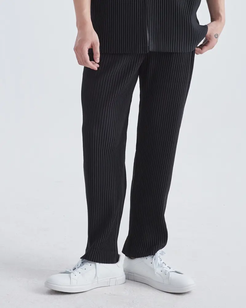 Pantalon en coton côtelé noir de la marque Old Money, coupe slim, tissu à rayures fines, porté sur un mannequin.