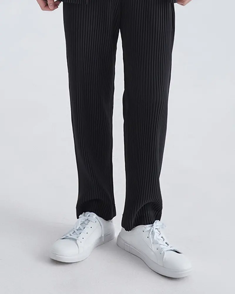 Pantalon en coton côtelé noir de la marque Old Money, coupe droite, avec ceinture à la taille, porté sur un mannequin.