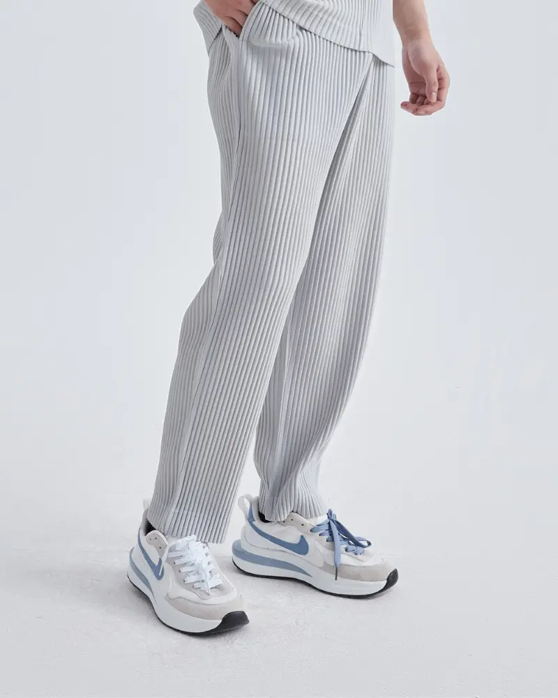 Pantalon en coton côtelé noir de la marque Old Money, coupe ajustée et détails texturés visibles.