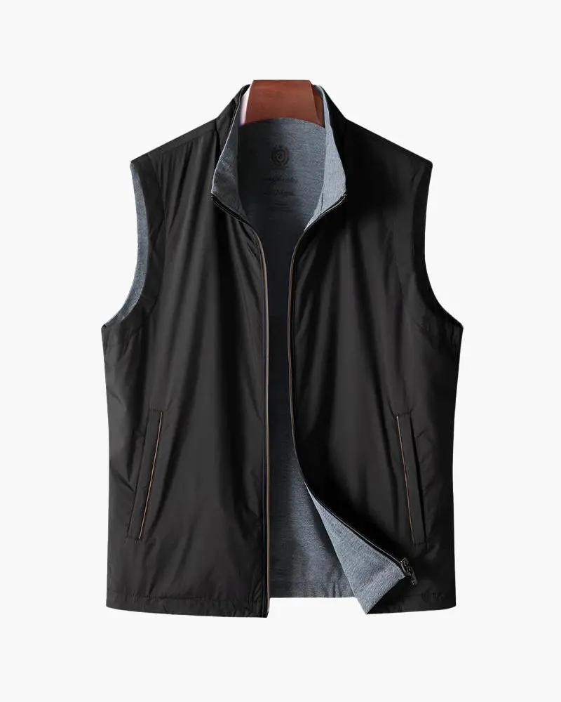 Gilet en molleton slim fit de la marque Old Money, noir, porté sur un mannequin, détails du col et fermeture éclair visible.