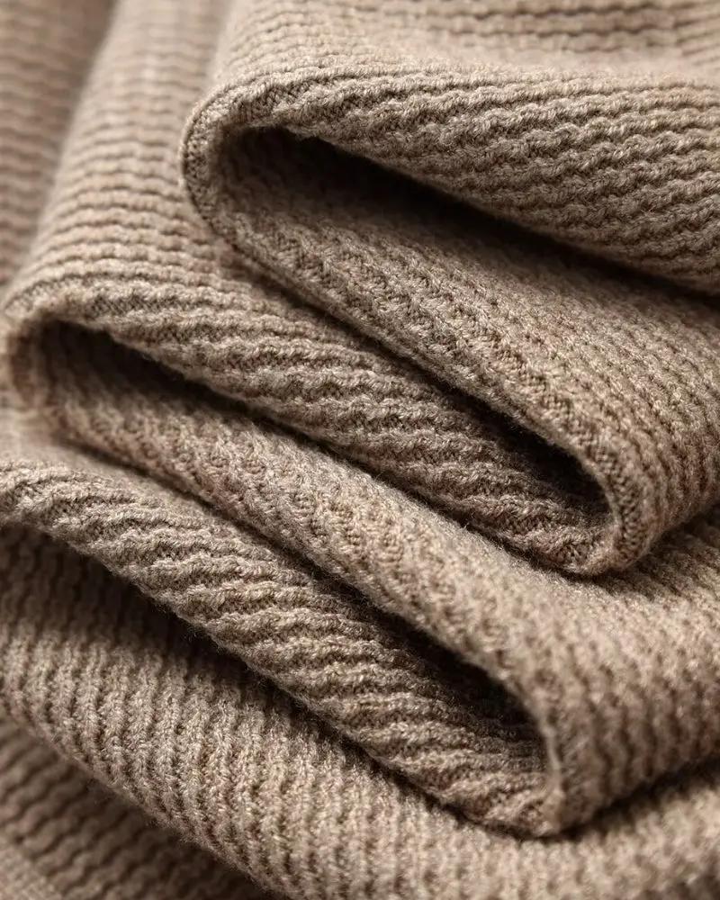 Pull en maille texturée de style polo de marque Old Money, couleur noire, détail de tissu côtelé et design classique.