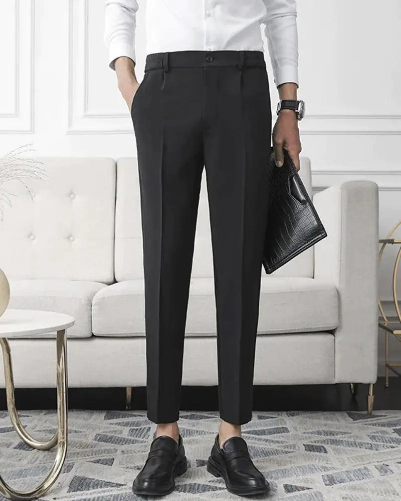 Pantalon stretch noir Augusto de la marque Old Money, coupe ajustée, tissu extensible, porté sur un mannequin.