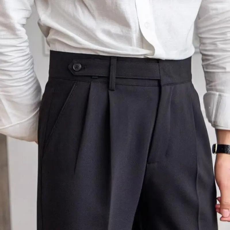 Pantalon taille haute Paris de Old Money en noir, coupe ajustée, pour un style élégant et moderne.