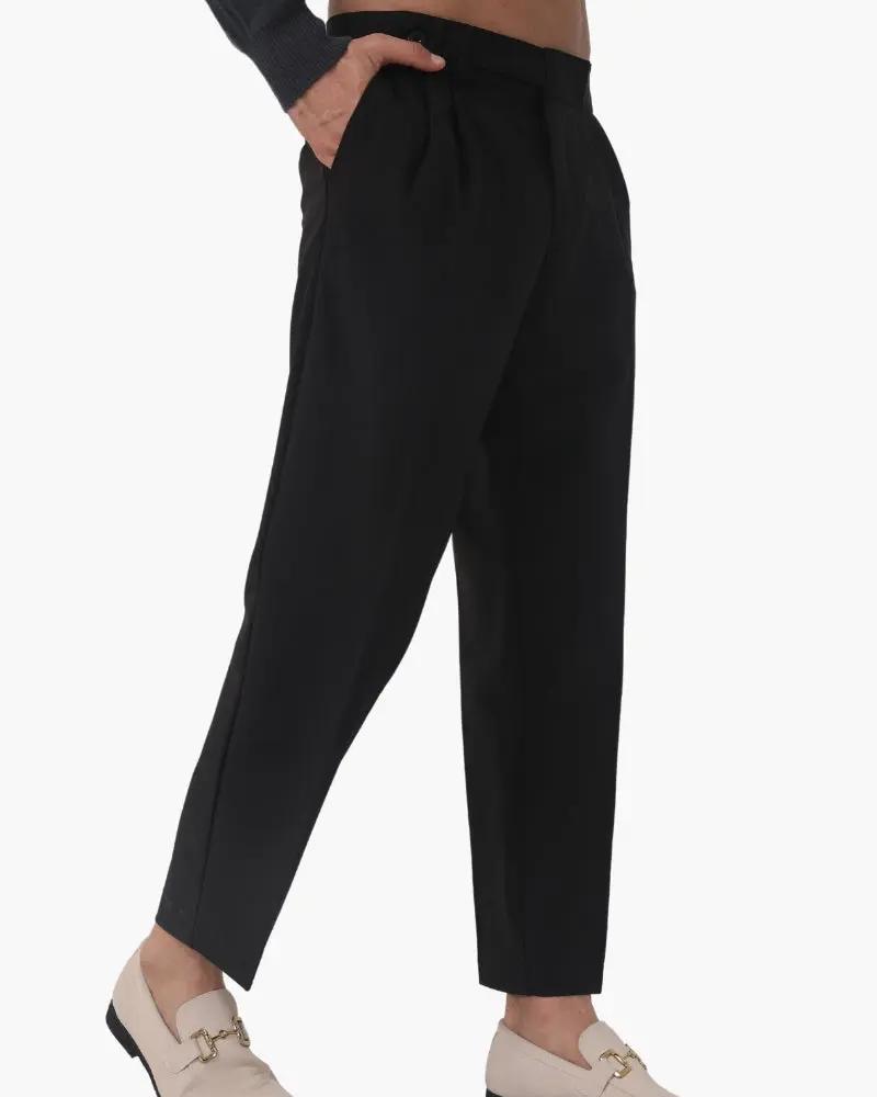 Pantalon taille haute Paris de la marque Old Money, coupe ajustée, en tissu noir, vue de face.