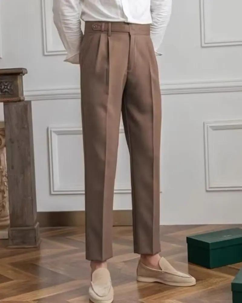 Pantalon noir taille haute Old Money Paris porté, vue de face, coupe élégante et tissu fluide, style sophistiqué.