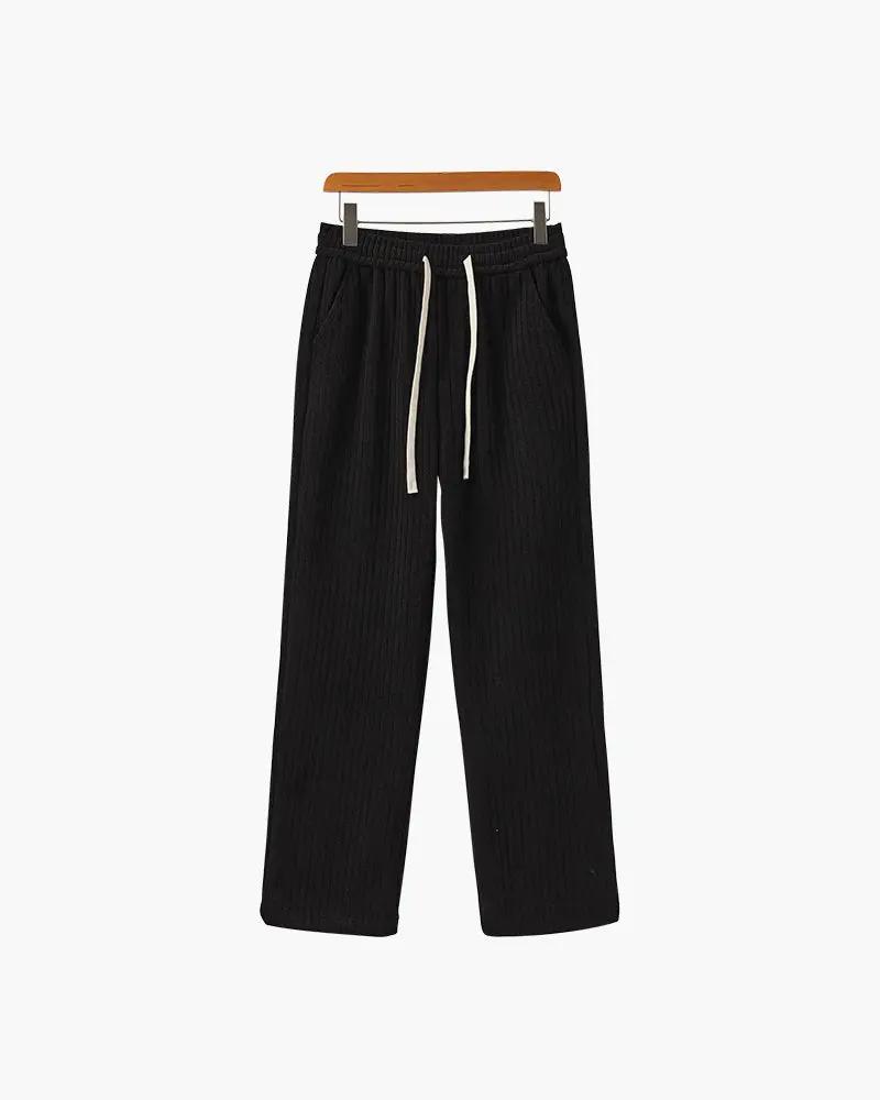 Pantalon en velours roman noir Old Money, coupe ajustée, vue de face sur fond neutre.