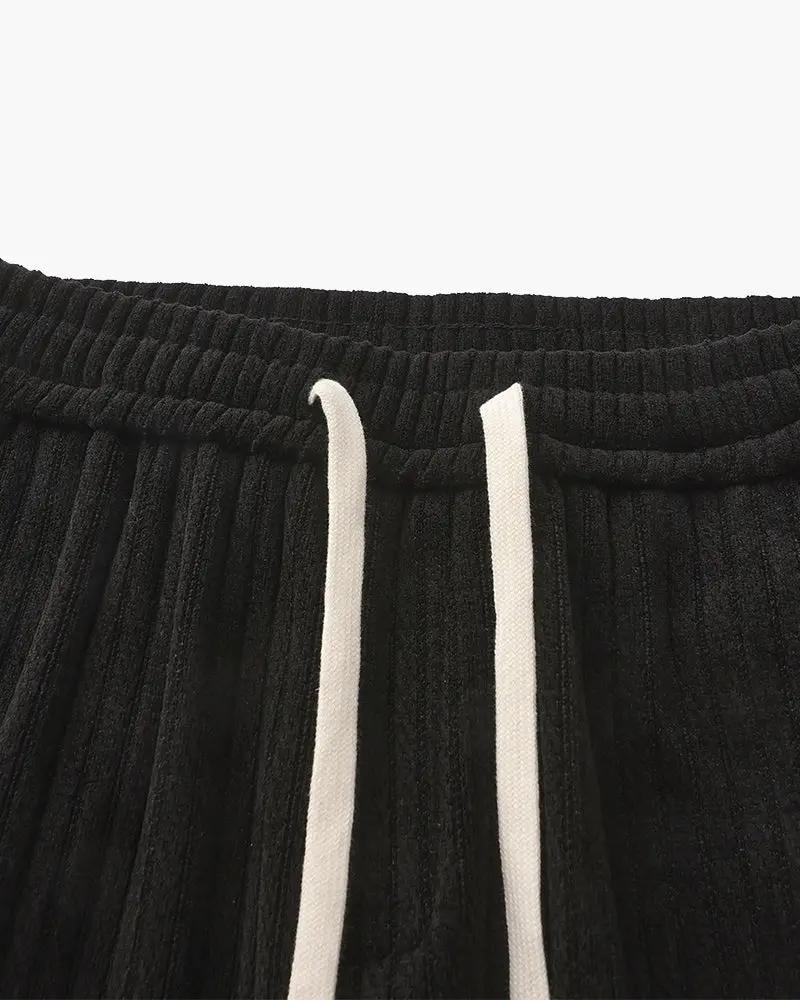 Pantalon en velours roman noir Old Money, coupe ajustée, tissu doux et élégant, porté avec une ceinture.