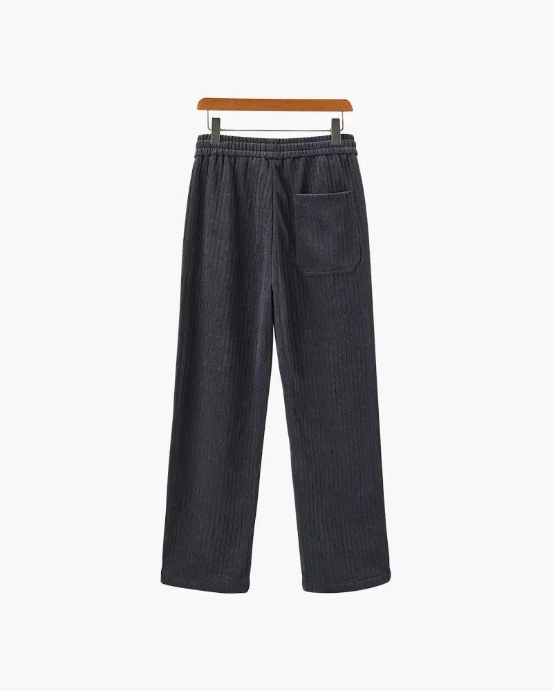 Pantalon en velours romain noir Old Money, coupe ajustée, vue de face sur fond blanc.