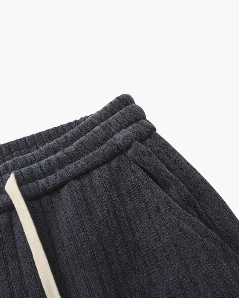 Pantalon en velours romain noir Old Money, coupe ajustée, vue de face sur fond blanc.