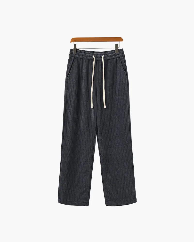 Pantalon en velours romain noir Old Money, coupe ajustée, vue de face, tissu doux et élégant, taille XS.