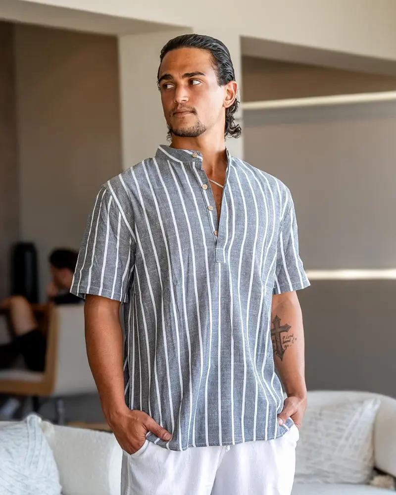Polo Bari Sailor Old Money en coton bleu marine avec col et boutons, style marin élégant, vue de face.
