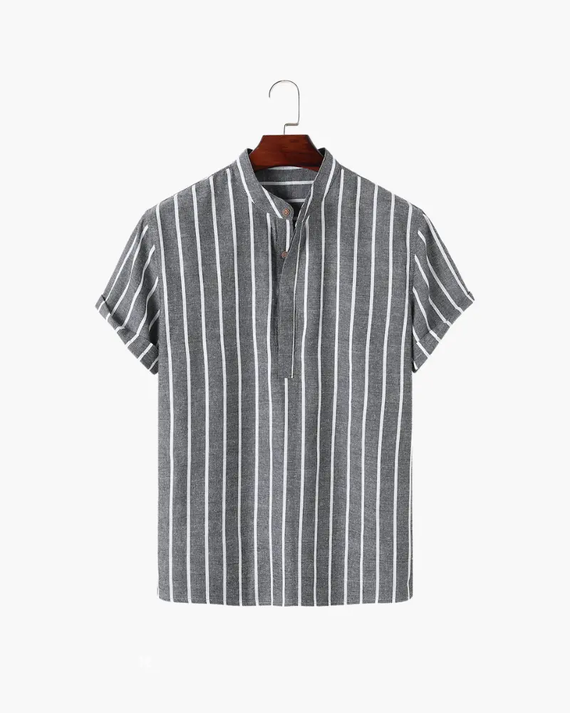 Polo marin bleu Bari Sailor de la marque Old Money, col en V, tissu confortable, style nautique classique.
