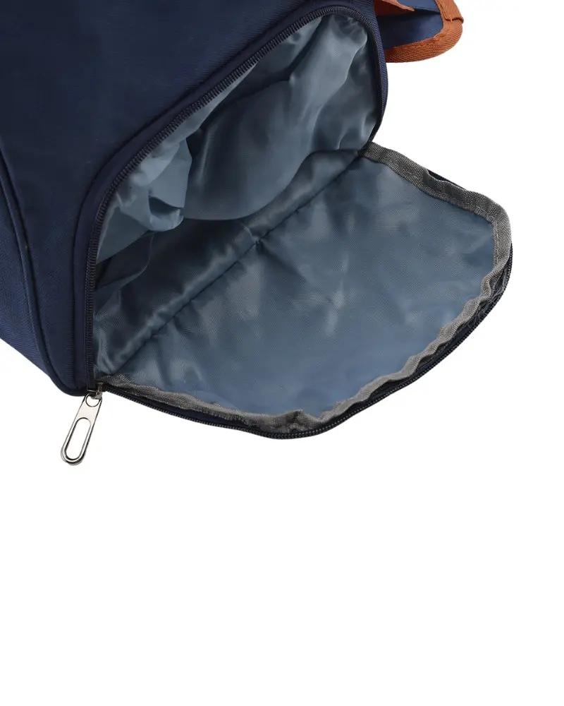 Sac de voyage Nova Duffle de Old Money en bleu, avec poignées résistantes et grand compartiment pour accessoires.