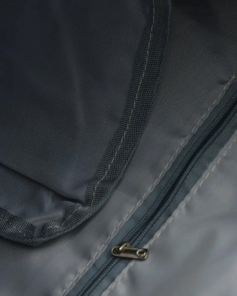 Sac de voyage Old Money Nova Duffle bleu avec poignées en cuir et fermeture éclair robuste, style élégant et pratique.