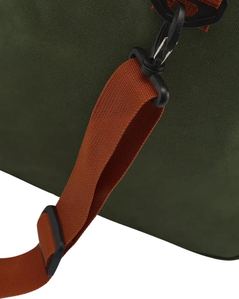 Sac de voyage Old Money Nova Duffle en bleu avec poignées en cuir et fermeture éclair, style élégant et pratique.