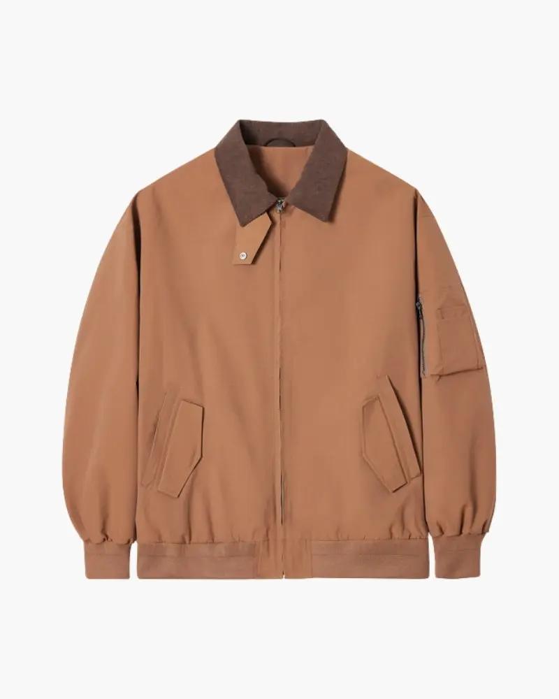 Veste Harrington classique Old Money couleur marron, style intemporel, avec fermeture éclair et col côtelé visible sur l'image.