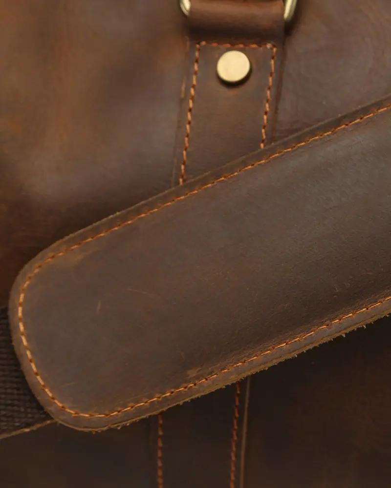 Sac de voyage en cuir Old Money Montague Duffle en cuir marron avec poignées solides et fermeture éclair robuste.