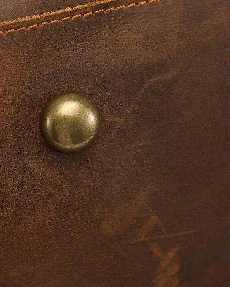 Sac de voyage en cuir Montague Old Money brun avec poignées et fermeture en métal, vue de face.