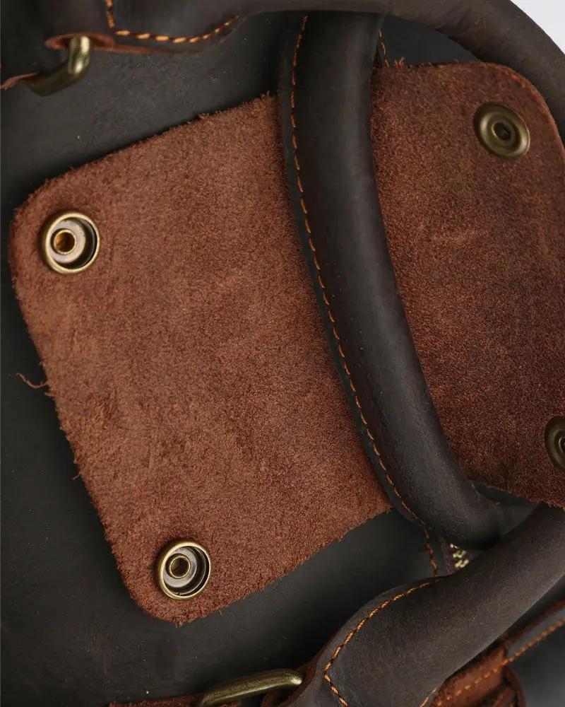 Sac de voyage en cuir marron Montague de la marque Old Money, avec poignées solides et fermeture éclair robuste.