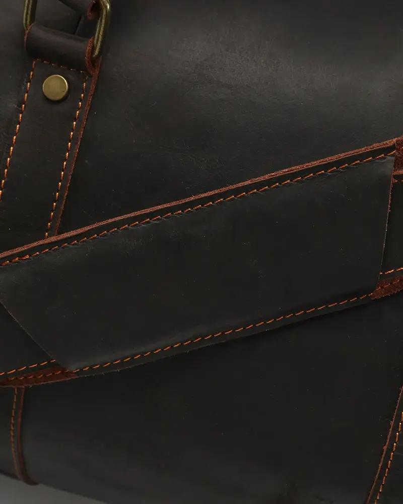 Sac de voyage en cuir marron Old Money Montague Duffle avec poignées en cuir et fermeture zippée, vue de face.