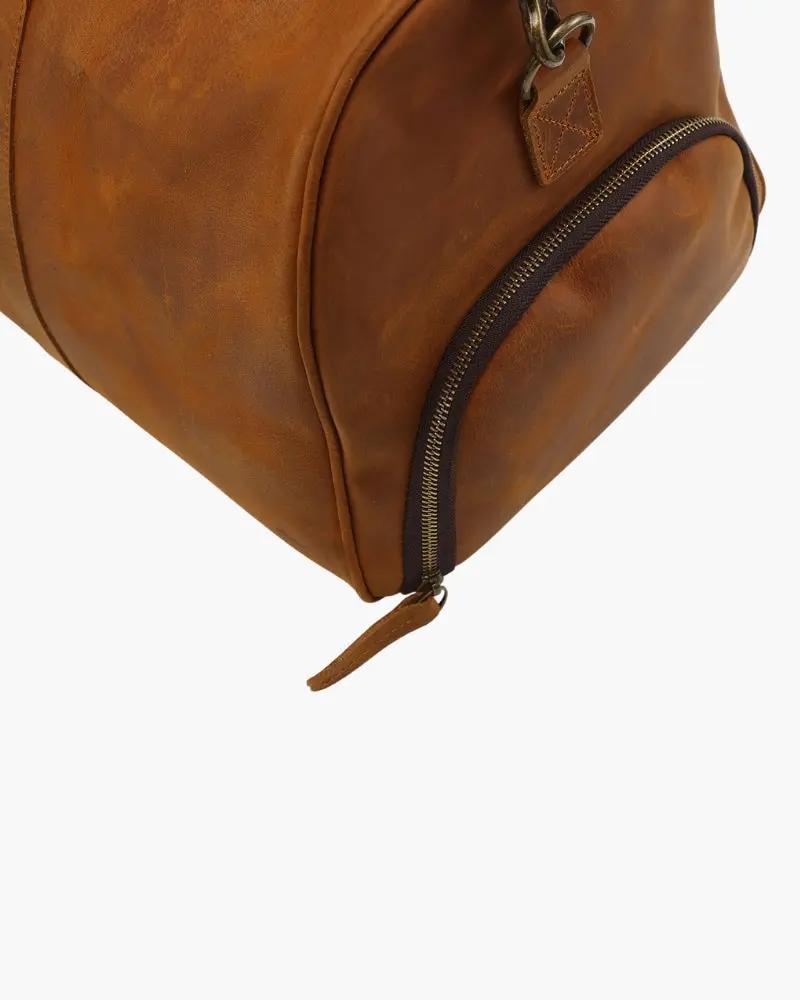 Sac de voyage en cuir marron Old Money Montague Duffle avec poignées solides et fermeture éclair robuste.