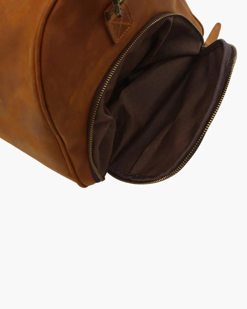 Sac de voyage en cuir Montague de la marque Old Money, en brun, avec poignées robustes et design élégant.