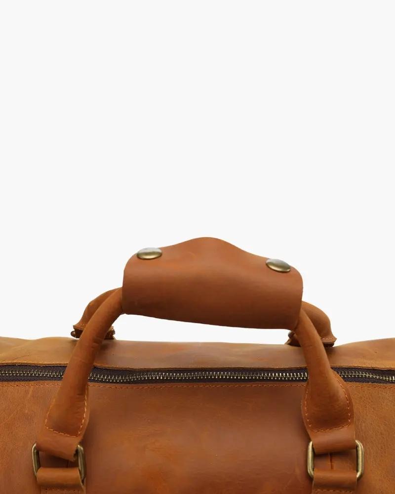 Sac de voyage en cuir marron Montague de la marque Old Money, avec poignées robustes et design élégant.