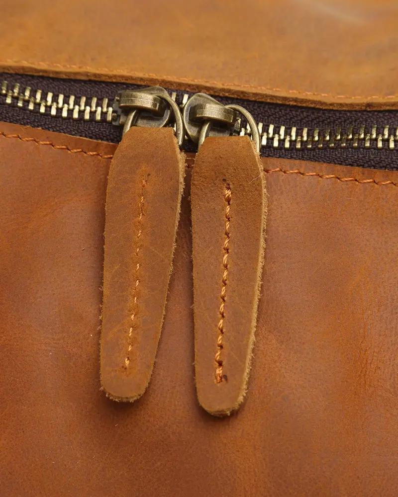 Sac de voyage en cuir Montague Old Money de couleur marron avec poignées robustes et fermeture éclair, intérieur spacieux.