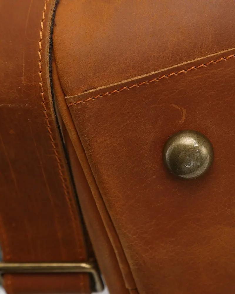 Sac de voyage en cuir marron Old Money Montague Duffle avec poignées robustes et fermeture éclair, vue de face.
