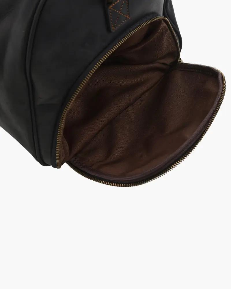 Sac de voyage en cuir marron Montague de la marque Old Money, avec poignées solides et fermeture robuste.