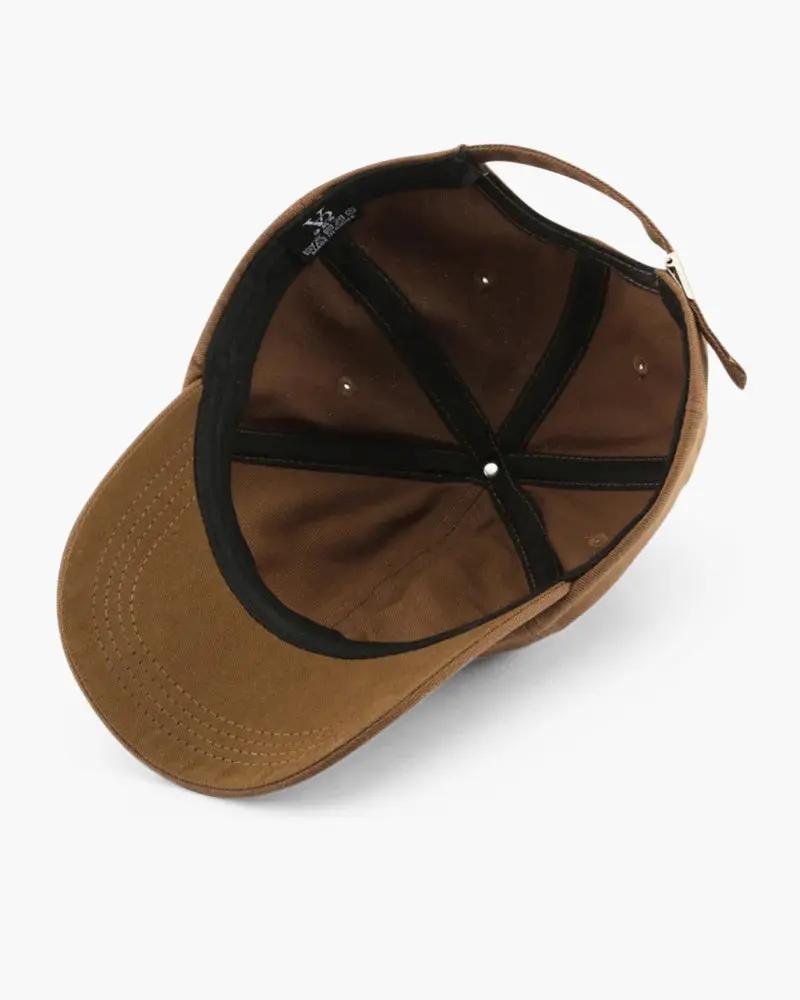 Casquette New York Old Money en tissu marron avec logo brodé, vue de face sur fond neutre.