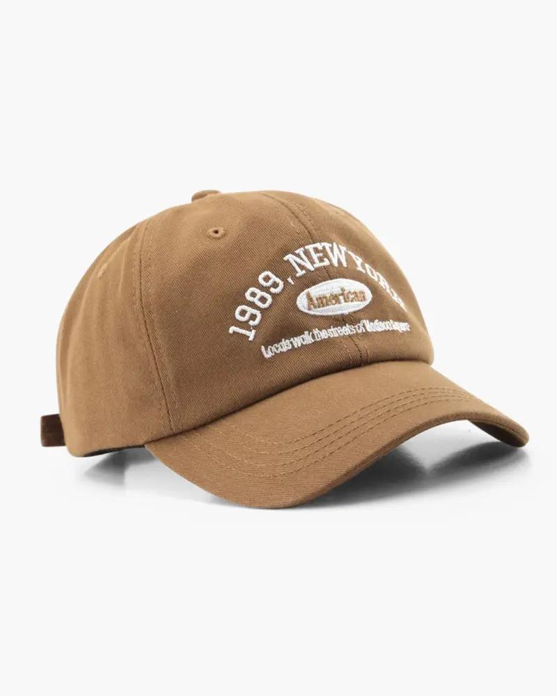 Casquette New York Old Money en coton marron, vue de face avec logo brodé, style décontracté et tendance.