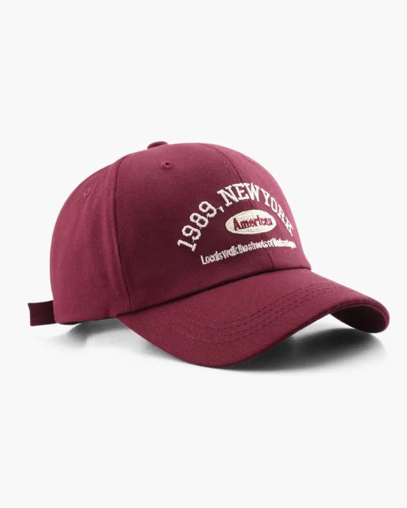 Casquette New York Old Money de couleur marron, vue de face avec logo brodé sur le devant, style décontracté et tendance.
