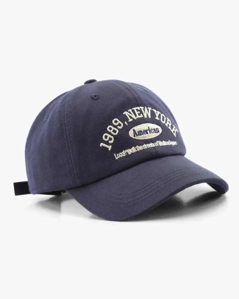 Casquette New York Old Money en tissu marron avec logo brodé, vue de face sur fond blanc.
