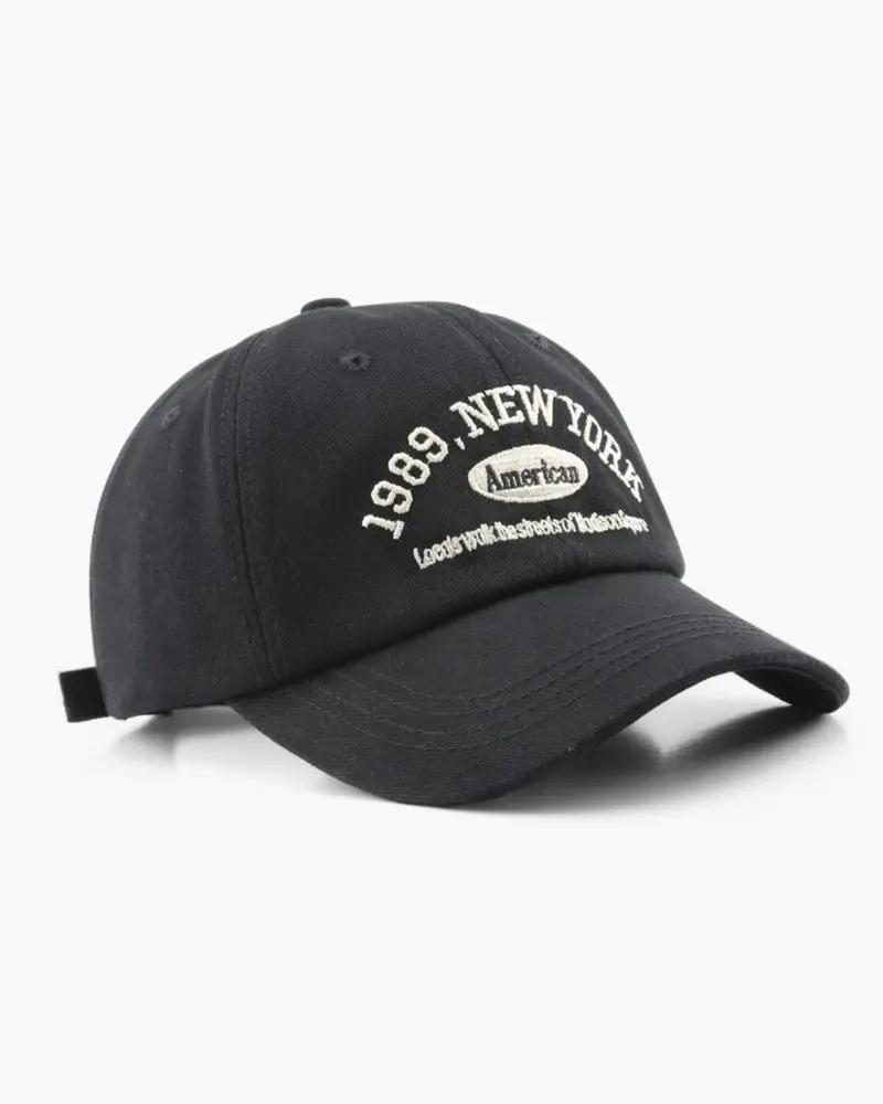 Casquette New York Old Money de couleur marron, vue de face, avec logo brodé sur le devant.