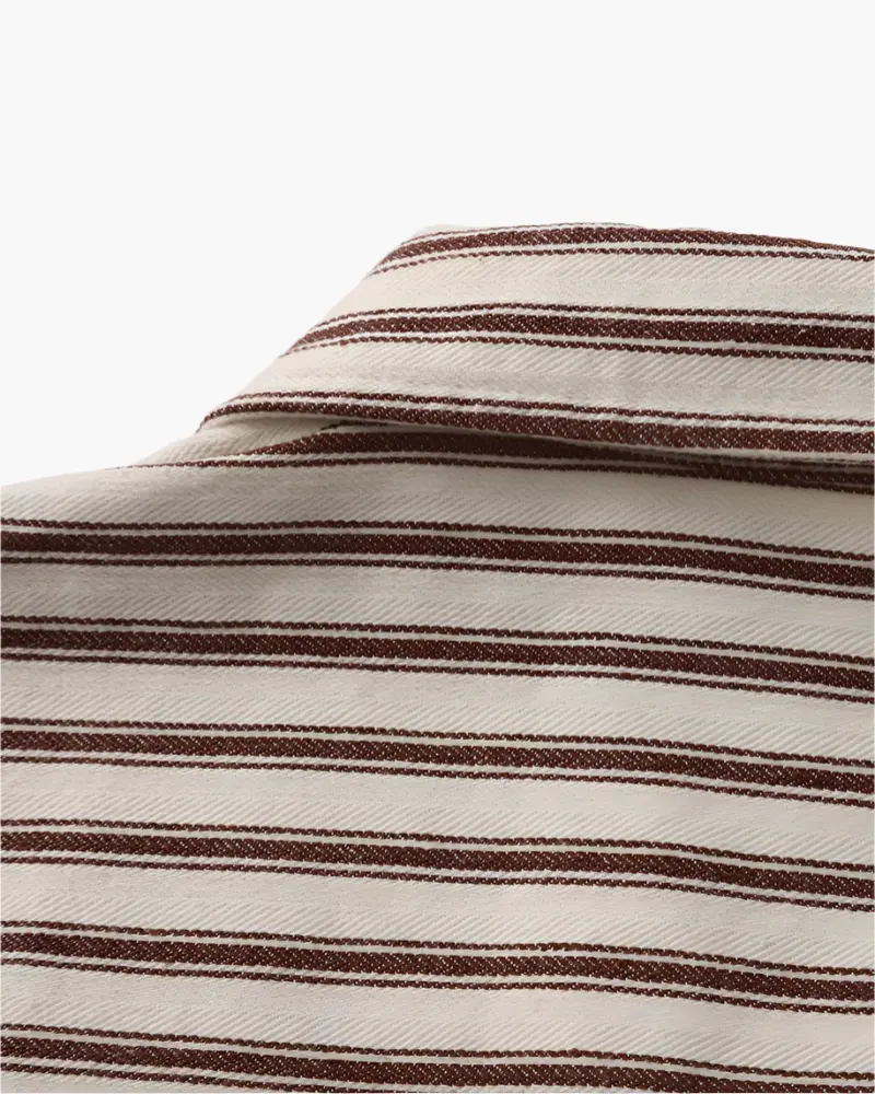 Chemise à rayures pour hommes de la marque Old Money, tissu brun avec détails élégants, vue de face sur mannequin.