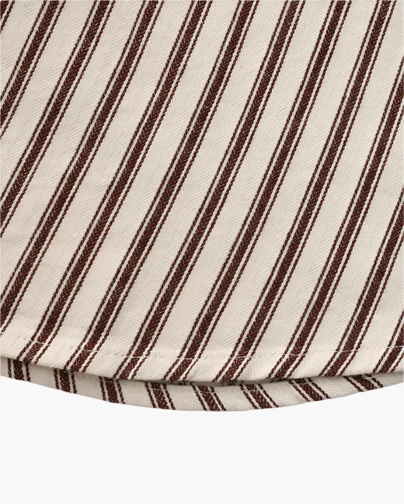 Chemise pour hommes à rayures brunes de la marque Old Money, détails du col et des boutons visibles.