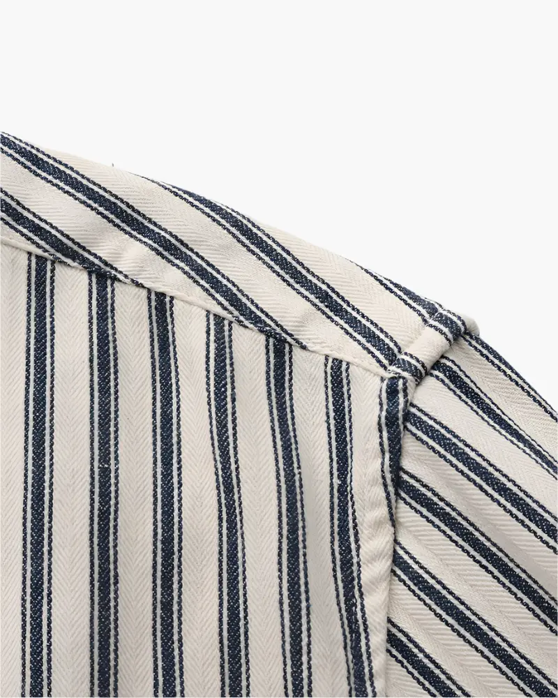 Chemise pour hommes à rayures brunes de la marque Old Money, tissu élégant avec col et manches longues.