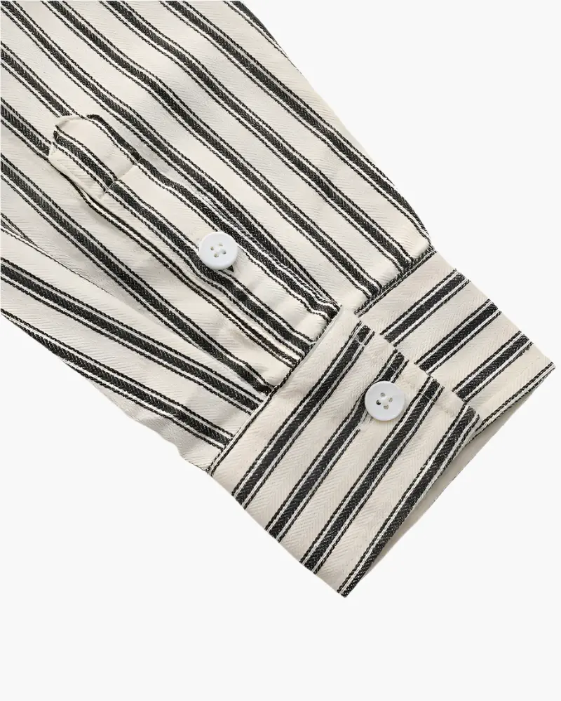 Chemise à rayures pour hommes de la marque Old Money, en tissu marron avec col et manches longues.